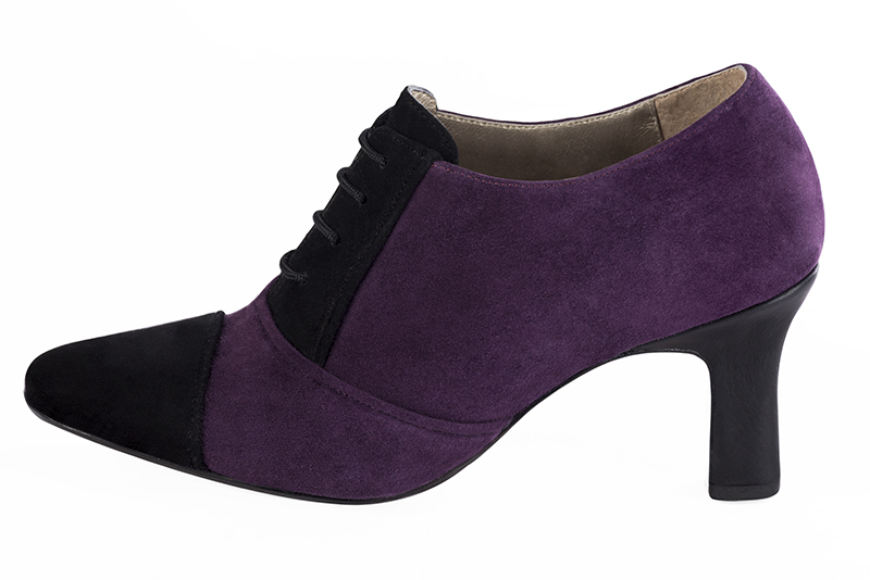 Matt black and amethyst purple women's essential lace-up shoes. Round toe. High kitten heels. Profile view - Florence KOOIJMAN